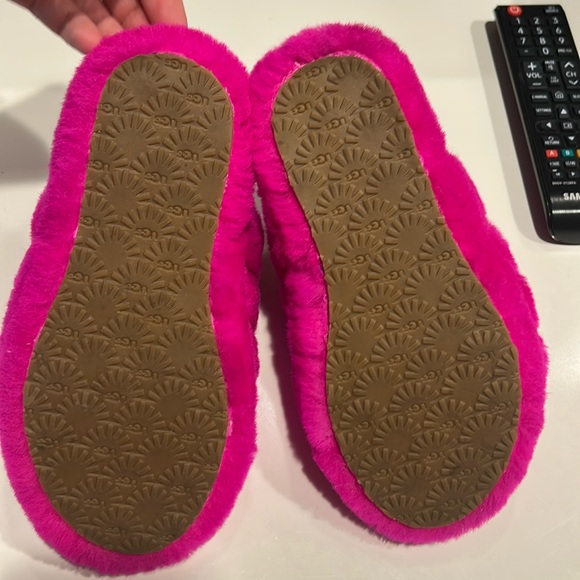UGG Kids Fluff Yeah Pink Slippers - Picture 5 of 5